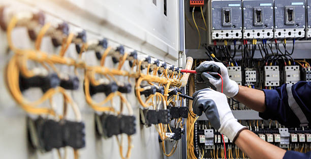 Professional Electrician technician working in New London, IA